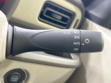 【オートライト】周りの明るさに応じて自動でヘッドライトの点灯・消灯ができる機能です!ライトの付け忘れ・消し忘れなどが無くなり、雨の日や夕方の走行も安心!トンネル通過時も便利ですね♪
