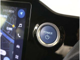 スマートキーを携帯していればキーを取り出さずにドアを施錠&解錠。クルマの始動も可能です。