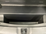 荷室には床下収納スペースを備えており、工具類や小物をスッキリと収めることができます。普段は見えない位置にあるため荷室を広く使え、実用性の高い収納です。