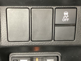 VSA装備車です。VSAはドライバーの操作と車の動きを見守っています。もし車の挙動が乱れたとき、4輪別々にブレーキをかけたり、エンジンパワーをしぼることによって車を安定させます。
