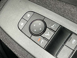 電動格納式ドアミラー調節スイッチです。自動格納機能付きで、ドアロックすると閉じてエンジンがかかると開きます。ドアロックの状態もひと目でわかるスグレモノです。