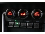 運転席と助手席の温度設定の変更が可能な左右独立タイプのデュアルエアコンです♪♪♪暑がりな人・寒がりな人も誰もが車内を快適にお過ごしいただけます♪♪♪