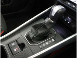 親しみやすいシフトです。 坂道や信号の多い日本では操作が簡単でいいです。 シフトチェンジしやすい所に配置されているので操作し易いですよ。