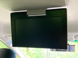 【フリップダウンモニター】大画面モニターで後席でもエンタメをお楽しみいただけます。小さなお子様にも大人気の装備です♪