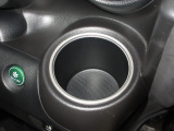 運転席と助手席にはドリンクホルダーがあります。取りやすい位置にありますからドライブも楽しくなりますね!