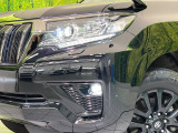 【LEDヘッドライト】悪天候や夜間走行時も良好な視界を確保し安心して運転できる高輝度LEDヘッドライトを装備!点灯速度が早く、消費電力も抑えられています。