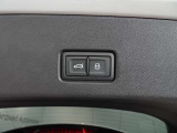 両手がふさがるほどの荷物があるとき、とても便利なオートマチックテールゲートが装備されております。