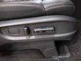 パワーシートの運転席はお好みの高さに調整可能です。自分好みのポジションで運転って楽ですよね。上下にも設定が可能です。