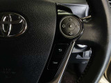 ステアリングには運転中でも簡単に操作できる各種スイッチついてます