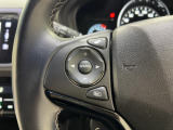 運転中もハンドルでの操作が可能です。特に高速道路等の目が離せない運転時には、便利さだけでなく、安全性も兼ね備えております。