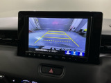 リバースギアに入れるだけで後方の表示へ切り替わります。夜間や雨の日の駐車も楽になりますよ。