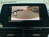 ギアをバックに入れると自動的に車両の後方の映像を映し出します。車庫入れや縦列駐車を行う際に役に立つガイドラインが表示され運転をサポートしてくれます.