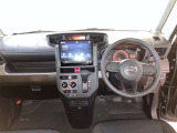 運転席周りのレイアウトをご覧ください。ナビゲーションが綺麗に装着されすっきり収まってますね!