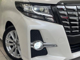 【LEDヘッドライト】悪天候や夜間走行時も良好な視界を確保し安心して運転できる高輝度LEDヘッドライトを装備!点灯速度が早く、消費電力も抑えられています。