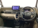 車内は光触媒抗菌消臭施工済です。インパネ周りはスタイリッシュなデザインで機能や装備も充実しています。グローブボックスやカップホルダーのほかにトレーなどたくさんの収納スペースが付いています。