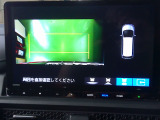 バックカメラの画像です。ガイドラインがスムースな車庫入れをサポートいたします。車庫入れの安心感がアップしますね。