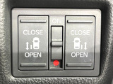 【両側スライドドア】駐車場で隣の車との間隔が狭く乗りにくい時、スライドドアなら安心!ドアオープン時も幅を取らず、開口部が広いので乗り降りがとっても簡単です。大きな荷物の出し入れも後席から可能♪