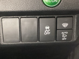 VSA装備車です。VSAはドライバーの操作と車の動きを見守っています。もし車の挙動が乱れたとき、4輪別々にブレーキをかけたり、エンジンパワーをしぼることによって車を安定させます。