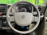 インテリアに合わせたデザインのステアリングは、運転される方のことも考え、運転しやすい形状、大きさです。是非一度、実際に触ってお確かめください。