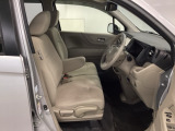 【ベンチシート】運転席と助手席の移動もスムーズ!狭い駐車場での乗り降りや、お子様の乗り降りにも便利です。座席の間にコンソールボックスやドリンクホルダーがないため、車内空間が広く感じます。