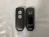 スマートキーを装備しています。鍵を差し込むことなくドアロックの開け閉めと、スタートボタン操作でのエンジンスタートができます。スペアキーも同じものを用意しております。