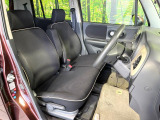運転席まわりには十分なスペースがあり、大柄な方でもゆったり運転していただける環境です。