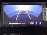バックでの車庫入れも安心です!リアカメラが付いているバックモニター付のナビを装備しております。操作線もついており距離感も画面から確認できます。