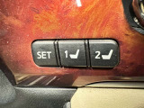 【運転席ポジションメモリー付パワーシート】ワンタッチで記憶させていたシートの前後・リクライニングはもちろんシートリフターも備えます☆快適なドライブをお楽しみ下さい♪