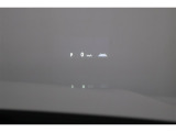 ヘッドアップディスプレイ(HUD)です。運転に必要な情報をフロントガラスの視野内に投影することで視線を外さず確認できます。視線移動や焦点調節が少なくて済むので安全性の向上に貢献します。