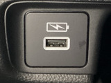 エアコン操作パネルの下に、スマートフォンなどの充電可能なUSB端子と、音源などの外部入力の可能なUSB端子がついています。移動中に充電もできるので便利です。