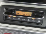 【オートエアコン】車内温度を感知して自動で温度調整をしてくれるのでいつでも快適な車内空間を創り上げます!どの席に座っても快適なドライブが楽しめます♪