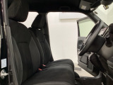 広い足元に肘掛けもついたゆったり座れるシートです。運転席と助手席の間が空いているため、助手席側への移動がスムーズです。交通量の多い道でも、助手席側から乗り降りができます。