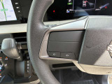 ステアリングハンドルです。オーディオコントロールスイッチが付いて運転中でも手元でオーディオの操作が出来て便利ですよ。