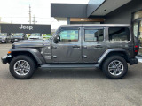 【ホイールアーチ】台形ホイールアーチはJeep伝統のデザインです。採用している理由は諸説ありますが、オフロードを走行する際にタイヤとボディが干渉しあわないよう配慮した作りにするためとなります。
