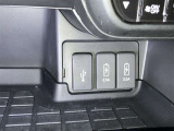 スマートフォンやお手持ちの機器のバッテリー残量が少なくなっても、運転中に充電ができるので安心ですね!