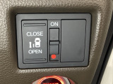 左側電動スライドドアは運転席からでも操作ができるように、ハンドル付近に開閉の操作スイッチが付いています。