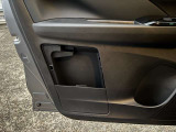 助手席のドアのところに車検証入れがあります!