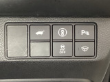 ハンドルの右側にHondaセンシング用のメインスイッチとパワーテールゲートスイッチがついています。パワーテールゲートスイッチは車内からでもテールゲートの開け閉めを電動でできます。