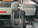 【インパネシフト】シフトがインパネにあるから足元が広々☆運転席から助手席への移動も楽にできちゃいます