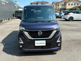 日産のブランドを象徴するVモーショングリルです。