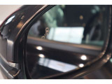 【ブラインドスポットモーション】後方の死角となるエリア内に車両やバイクの存在を検知すると、サイドミラー内のインジケーターが点灯し、知らせてくれるシステムです!