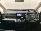車内は光触媒抗菌消臭施工済です。スタイリッシュなデザインでスポーティなインパネ周りを演出します。グローブボックスやカップホルダーのほかにトレーなどたくさんの収納スペースが付いています。