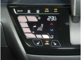 車内の温度を快適に保つタッチパネル式【オートエアコン】です。