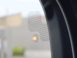 【ブラインドスポットモニター】左右斜め後ろを平行して走る車を認識し、車線変更の際に危険を察知するとドライバーへ警告を促します。夜・雨・トンネル内など走行時の環境が悪い時ほど頼りになる安全装置です。