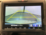 リバースギアに入れるだけで後方の表示へ切り替わります。夜間や雨の日の駐車も楽になりますよ。