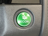 ECONモードをONにするとアクセルペダルの動きに対するエンジンの反応とエアコンの制御を切り換えることで、燃費のいい運転をするドライバーがペダルを踏んだ時と同じようにエンジンを制御します。