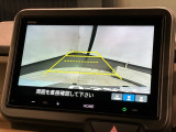リバースギアに入れるだけで後方の表示へ切り替わります。夜間や雨の日の駐車も楽になりますよ。