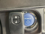 【スマートキー】カバンやポケットに入れたままでもドアの施錠・解錠が可能なスマートキーを装備。エンジンのオン・オフ時もカギを取り出す必要が無いからとっても便利です♪