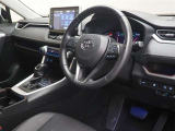 見通しのよいすっきりとした視界で、誰でも運転しやすいです。運転のしやすさは疲れにくさにも繋がります高いホールド性で運転姿勢が安定します。長距離ドライブでも疲れにくいのが魅力です