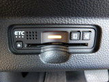 ETC付。高速道路の料金所はキャッシュレスで通過です。サービスエリア等にあるスマートインターの出入りも利用可能でとっても便利。ご納車後すぐにお使い頂けるようセットアップしてのお渡しとなります。